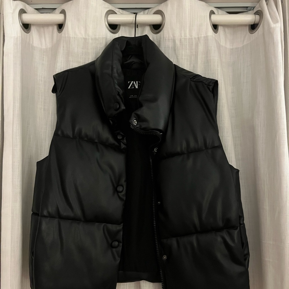 Zara Women's Black Puffer Vest
